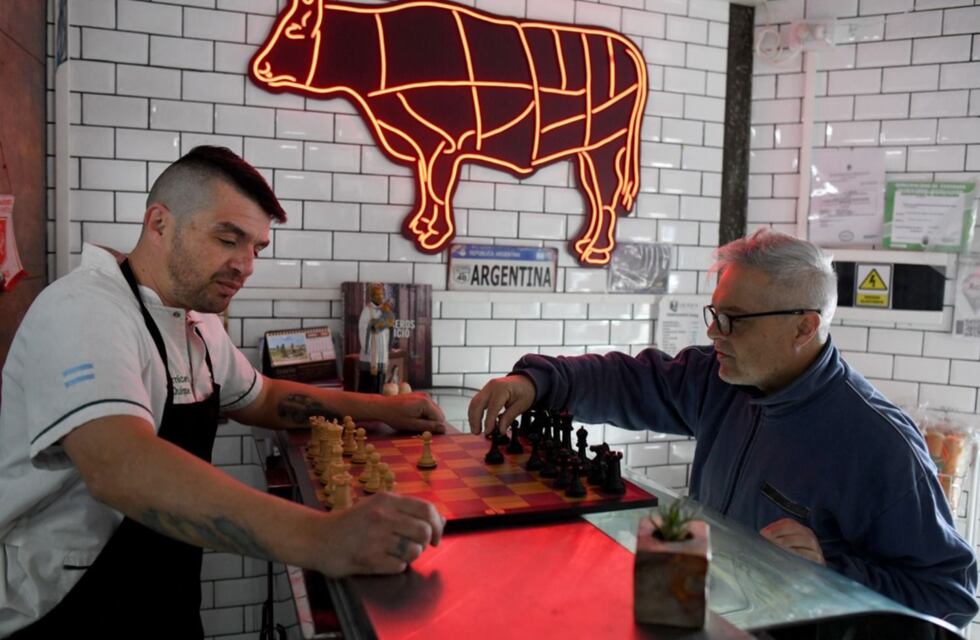 El carnicero de La Plata que descubrió su pasión por el ajedrez, desafía a sus clientes a competencias y entrega carne como premio