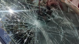 El parabrisas del auto que atropelló al ladrón en Córdoba.