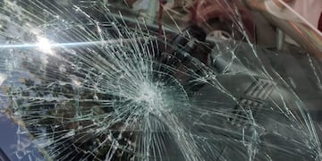 El parabrisas del auto que atropelló al ladrón en Córdoba.