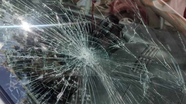 El parabrisas del auto que atropelló al ladrón en Córdoba.
