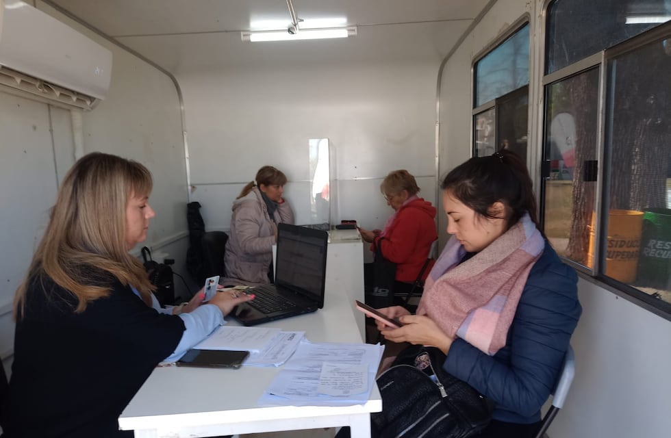 Jueves de muchas consultas para PAMI y ANSES en Rafaela en Acción