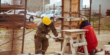 Castillo y Cubino recorrieron las obras del nuevo edificio de la escuela técnica en Margen Sur