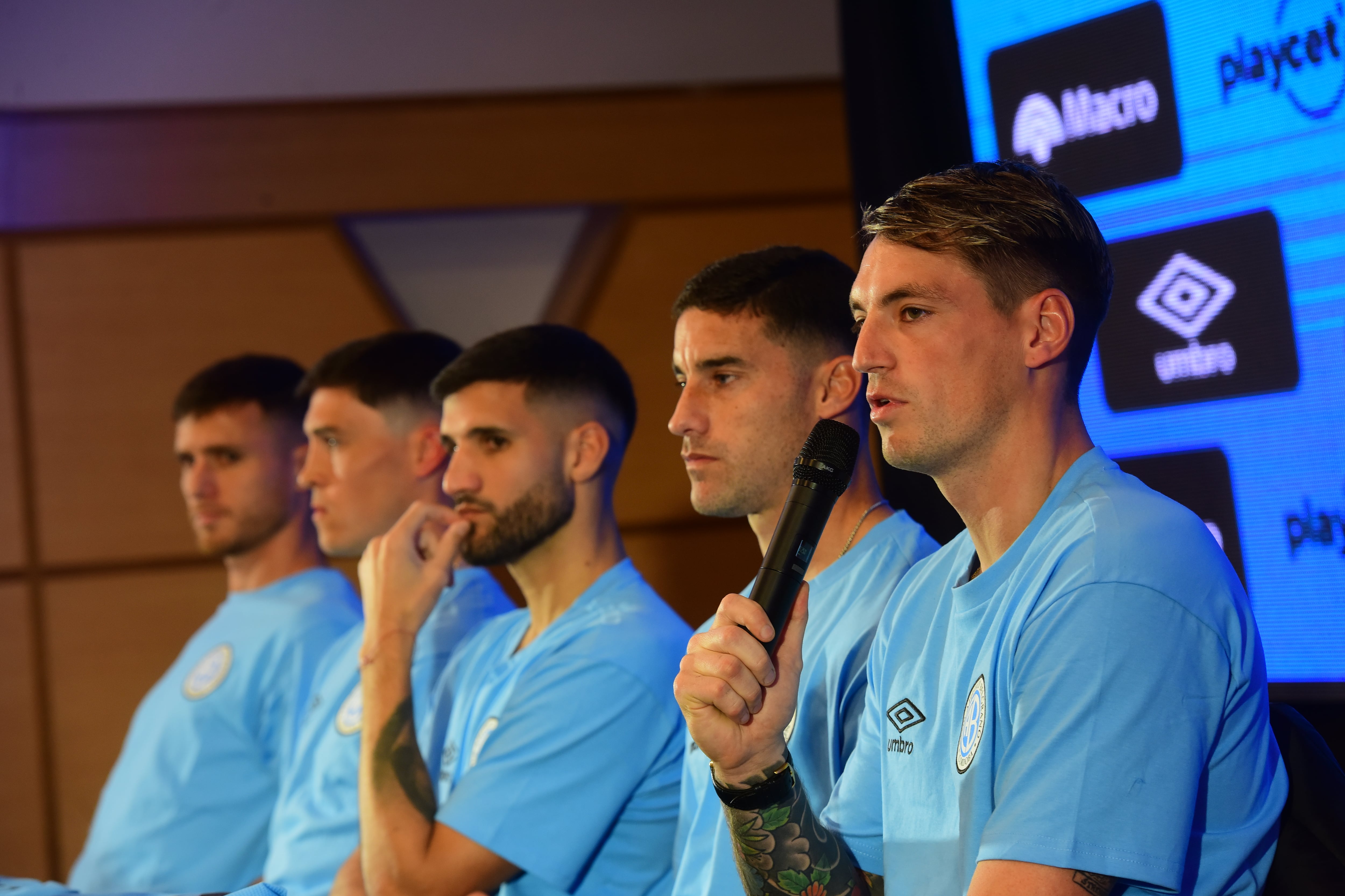 Presentación de los nuevos refuerzos de Belgrano para la LFP en el Hotel Quinto Centenario. Adrián Sporle, Federico Ricca, Lisandro López, Leonardo Morales,  Thiago Cardozo, arquero.