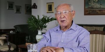 Caicedo nació en Colombia, en medio de la Primera Guerra Mundial, y se graduó de ingeniero civil en la Universidad de Manchester en 1947.