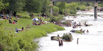 El rio San Antonio en Carlos Paz con turistas en el primer fin de semana del año