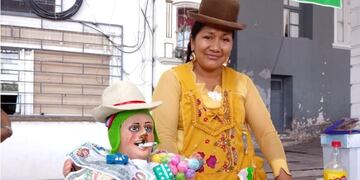 El Ekeko, con un cigarrillo en la boca y todas sus pertenencias a cuestas, para agradecer su prosperidad a la Pachamama.