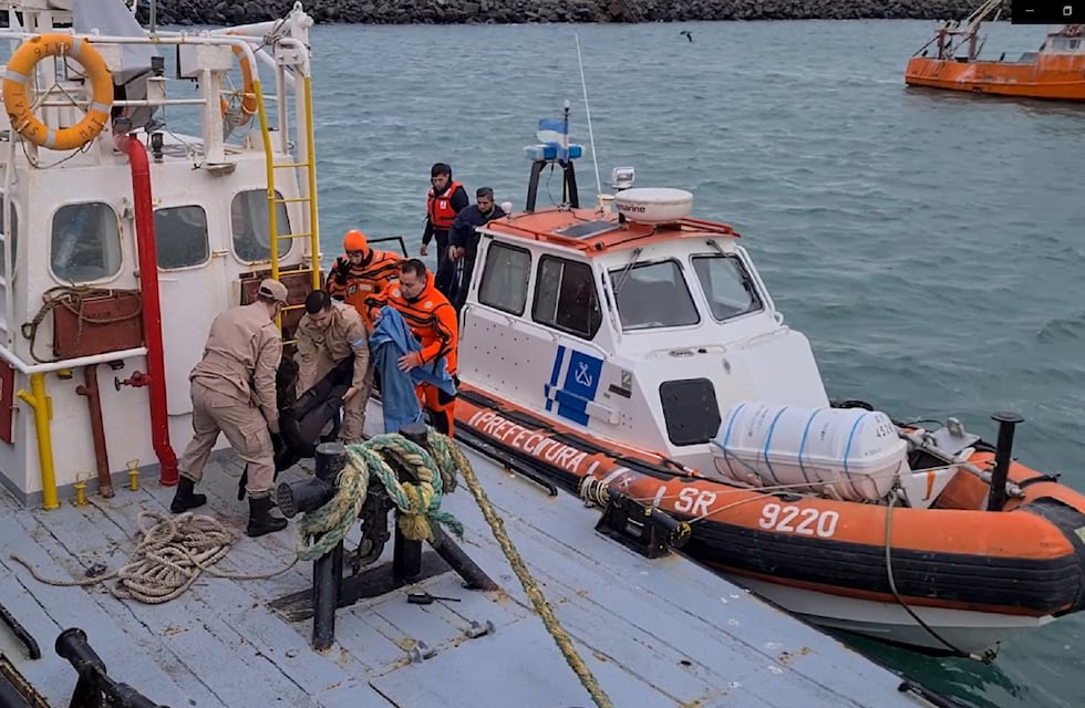 Rescatan a tres kayakistas en eficaz operativo de Prefectura