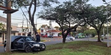 Accidente vial en Posadas: despistó y se quedó dormido dentro del vehículo.