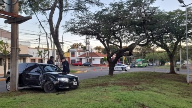 Accidente vial en Posadas: despistó y se quedó dormido dentro del vehículo.