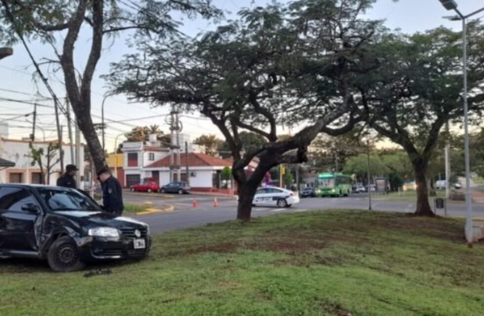 Accidente vial en Posadas: despistó y se quedó dormido dentro del vehículo
