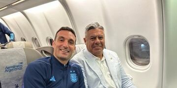 Lionel Scaloni y Claudio "Chiqui" Tapia rumbo a Qatar en la previa del Mundial.
