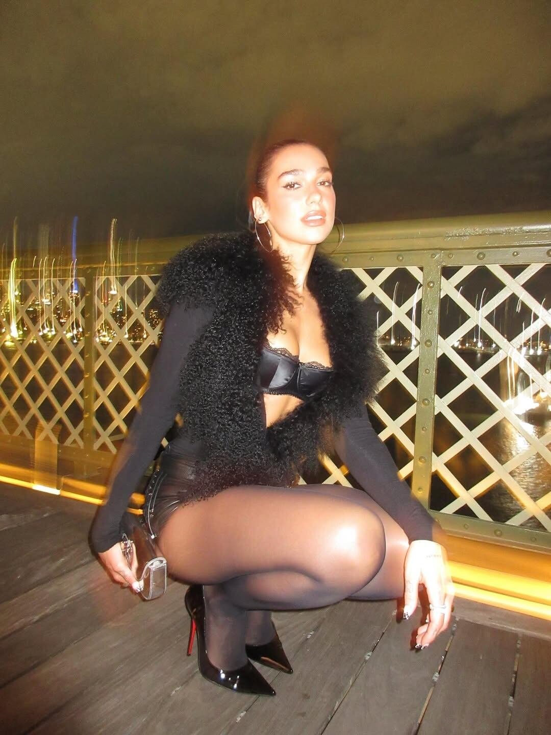 Minishort, corpiño con encaje y tapado con peluche: Dua Lipa dio cátedra de estilo y sorprendió con un look total black trendy