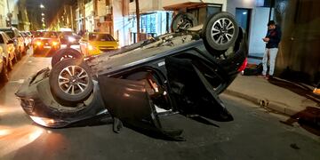 Córdoba. Así quedó el Chevrolet Onix que volcó en calle 9 de Julio (Gentileza Leonardo Guevara - @leoguevara80).