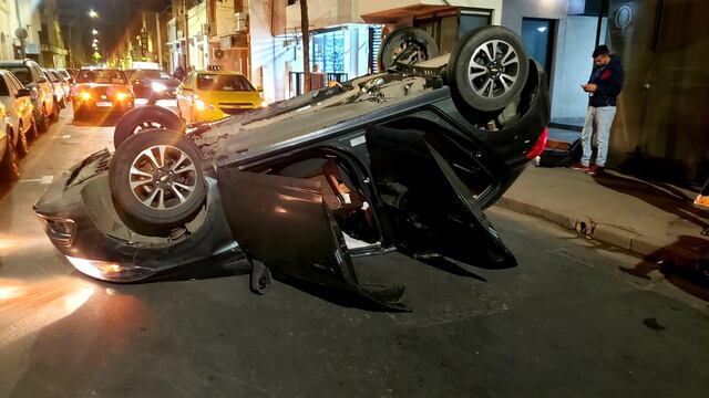 Córdoba. Así quedó el Chevrolet Onix que volcó en calle 9 de Julio (Gentileza Leonardo Guevara - @leoguevara80).