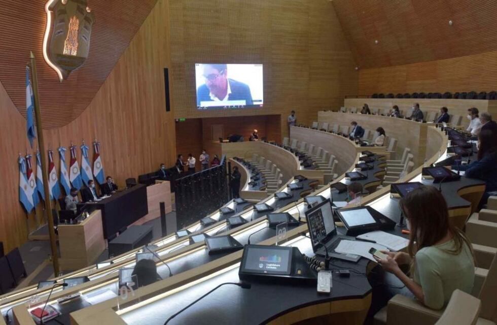 Provincia gastó $259 millones en la compra de semen y la oposición pide un informe al respecto