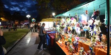 Desde este jueves 18 hasta el lunes 22 se realizará el IX Encuentro Nacional Artístico y Cultural de artesanos en la plaza Independencia. Gentileza MCM