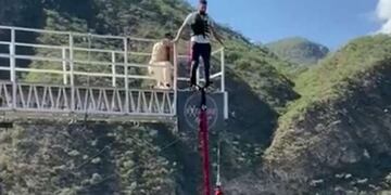 Hacía bungee jumping, se rompió su cuerda y terminó internado.