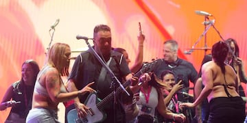 La banda Molotov invitó a subir a bailar al escenario a mujeres del publico en Festival Bum Bum 2025.