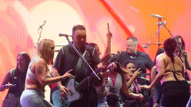 La banda Molotov invitó a subir a bailar al escenario a mujeres del publico en Festival Bum Bum 2025.