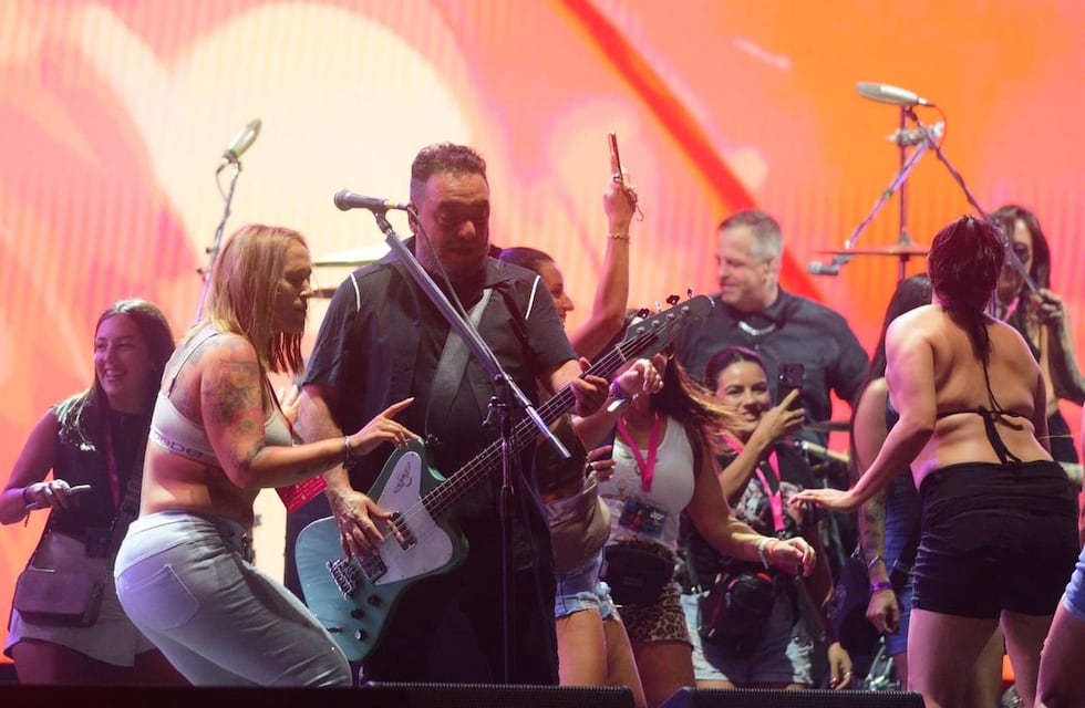 El Bum Bum a pleno, con la Mona Jiménez sobre el escenario de los shows internacionales