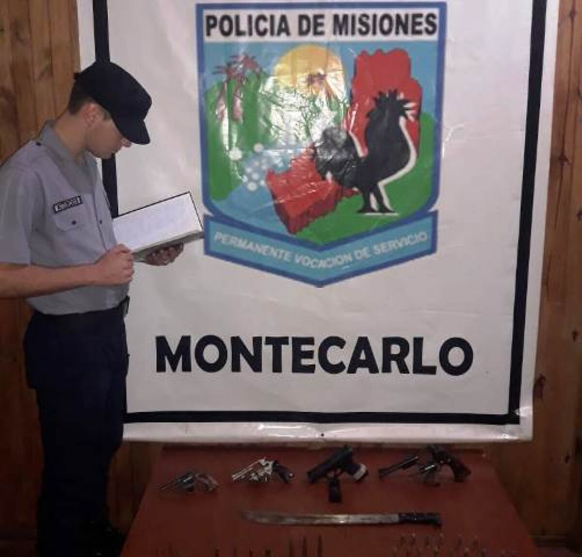 Efectivos de la Policía de Montecarlo realizaron un operativo para encontrar a los asaltantes. No hay detenidos