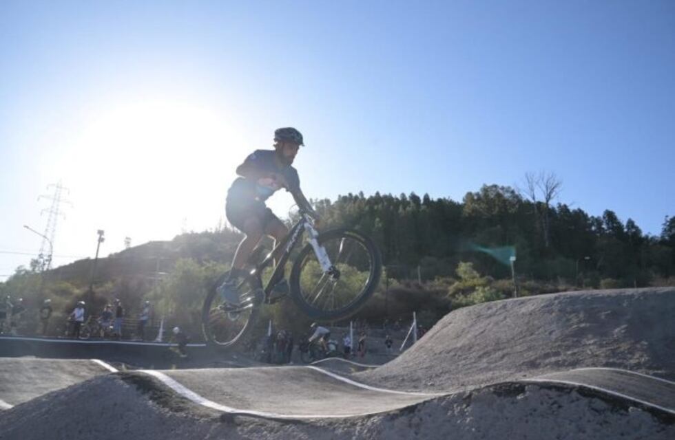 Pista Pump Track: Mendoza ya vive una nueva sensación para el ciclismo montañés, monopatín y patineta