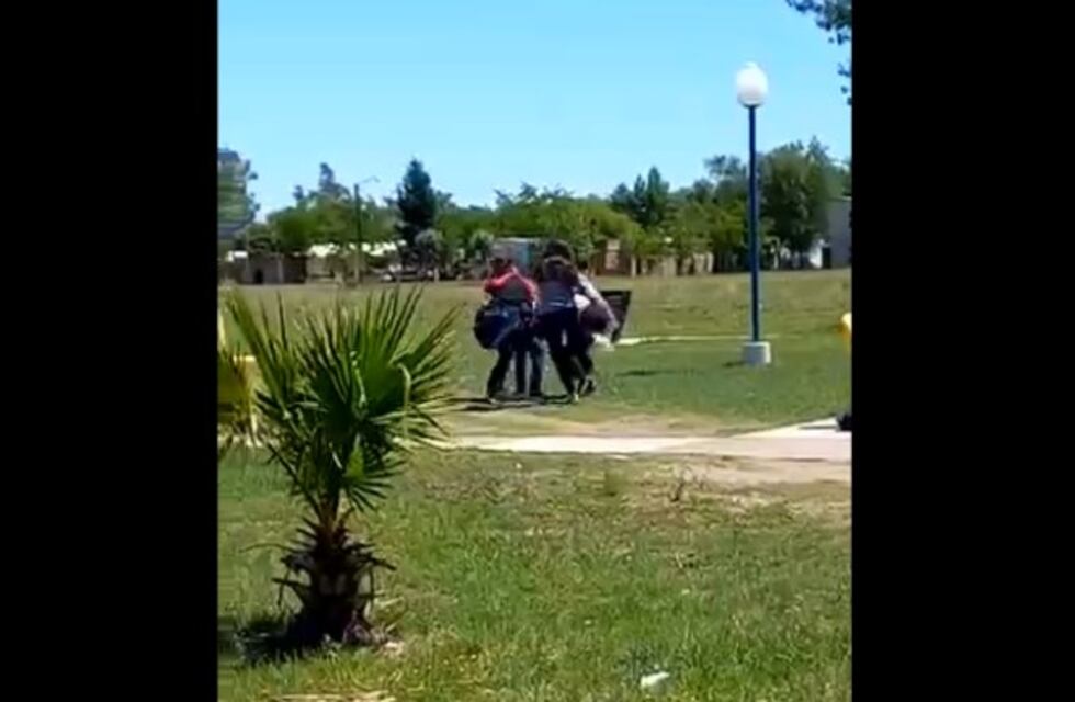 Video: Brutal golpiza a una adolescente a la salida del colegio en Buena Esperanza