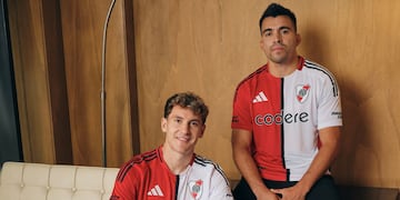 Marcos Acuña y Facundo Colidio con la camiseta de River.