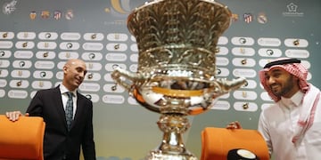 ARCHIVO - El presidente de la Federación Española de Fútbol, Luis Rubiales, izquierda, y el presidente de la Autoridad del Deporte General Saudí, el príncipe Abdulaziz bin Turki Al-Faisal, entran a una conferencia de prensa detrás de la Supercopa de España, en Yidda, Arabia Saudí, el miércoles 18 de diciembre de 2019. (AP Foto/Amr Nabil, archivo)(Amr Nabil / Associated Press)