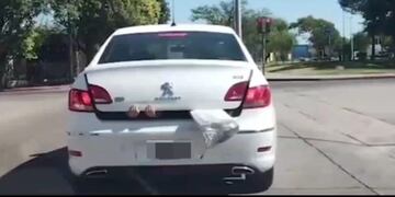 Un conductor denunció que el auto llevaba a un niño sosteniendo la puerta del baúl.
