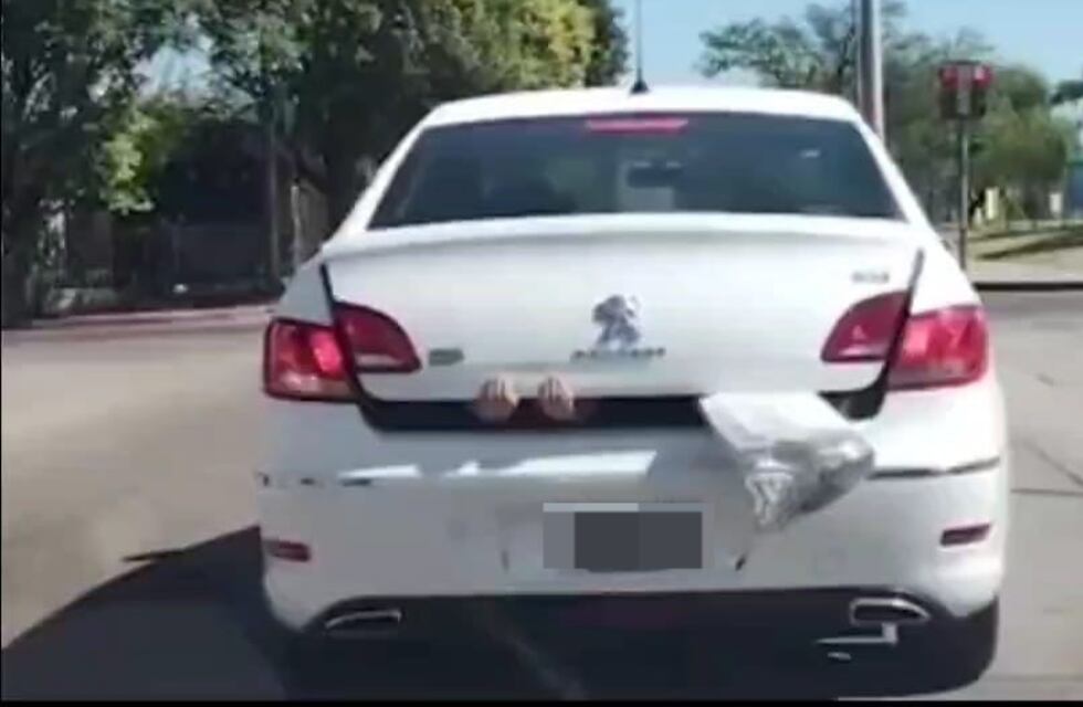 Imprudencia en Córdoba: llevaba a un niño sosteniendo la puerta del baúl de su auto