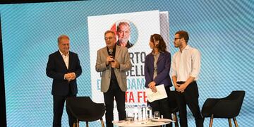 Roberto Mirabella presentó su libro acompañado por el intendente Luis Castellano