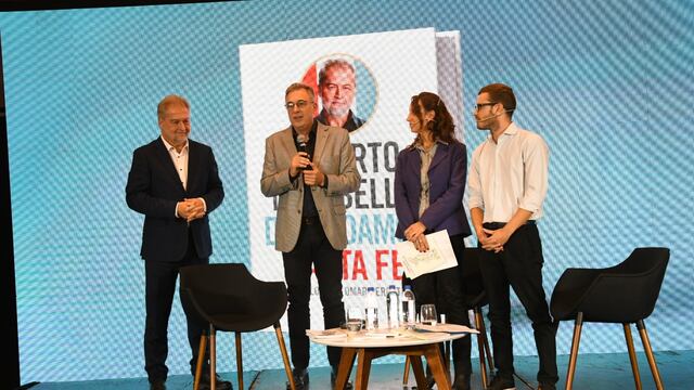 Roberto Mirabella presentó su libro acompañado por el intendente Luis Castellano