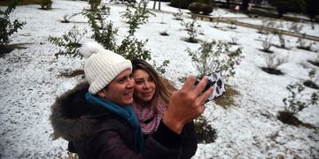 José Manuel y Susana son venezolanos y hace tres años que viven en Córdoba. Abrieron el Rosedal del Parque Sarmiento para que la gente pueda llevarse una foto de recuerdo. (Pedro Castillo/ La Voz)