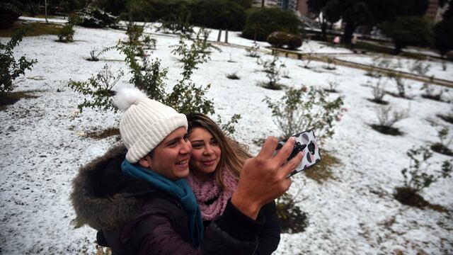José Manuel y Susana son venezolanos y hace tres años que viven en Córdoba. Abrieron el Rosedal del Parque Sarmiento para que la gente pueda llevarse una foto de recuerdo. (Pedro Castillo/ La Voz)