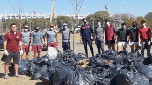 Domingo de limpieza. Deportistas, padres y dirigentes del Palermo Bajo fueron parte de la acción sobre el Parque del Kempes y el río Suquía. (Prensa Agencia Córdoba Deportes)