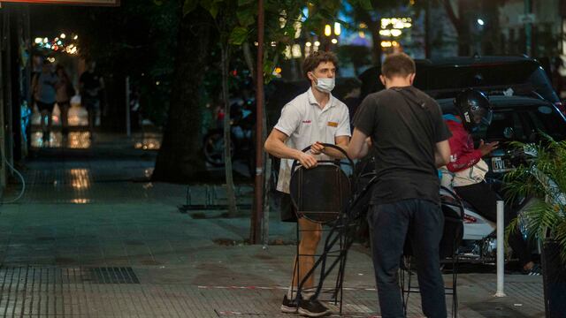 Bares y restoranes durante las restricciones en el AMBA (Foto: Federico Lopez Claro)