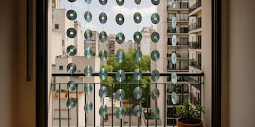 La razón por la que hay que colgar los CDs en el balcón.