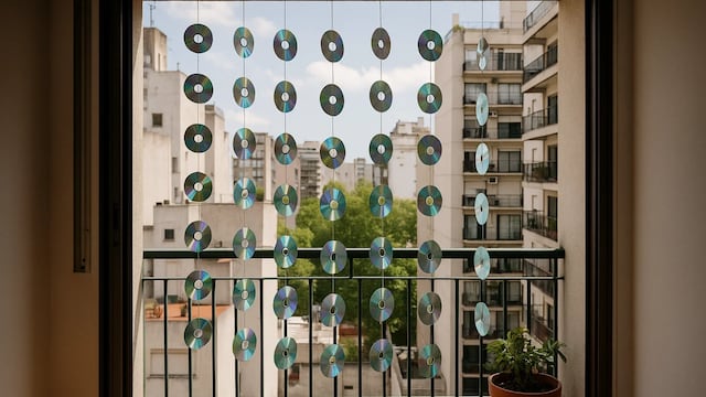 La razón por la que hay que colgar los CDs en el balcón.