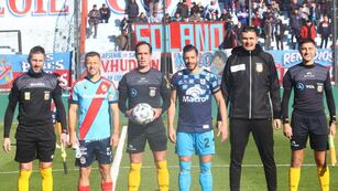 La foto oficial del minuto cero en el estadio "Julio Humberto Grondona", para el encuentro entre Gimnasia de Jujuy y el local Arsenal de Sarandí, que "Lobo" finalmente ganaría por 1 a 0.
