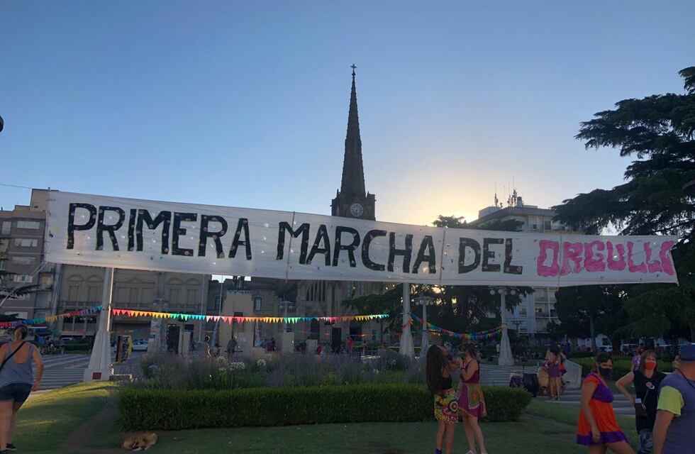 Histórico: se realizó la primera Marcha del Orgullo en Azul