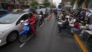 Estudiantes toman clases en la calle frente a la Facultad de Ciencias Económicas de la Universidad de Buenos Aires. (AP Foto/Víctor R. Caivano)