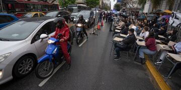 Estudiantes toman clases en la calle frente a la Facultad de Ciencias Económicas de la Universidad de Buenos Aires. (AP Foto/Víctor R. Caivano)