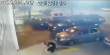 El momento de mayor tensión, cuando el primer Bombero Voluntario asiste a la beba que estaba ahogándose.