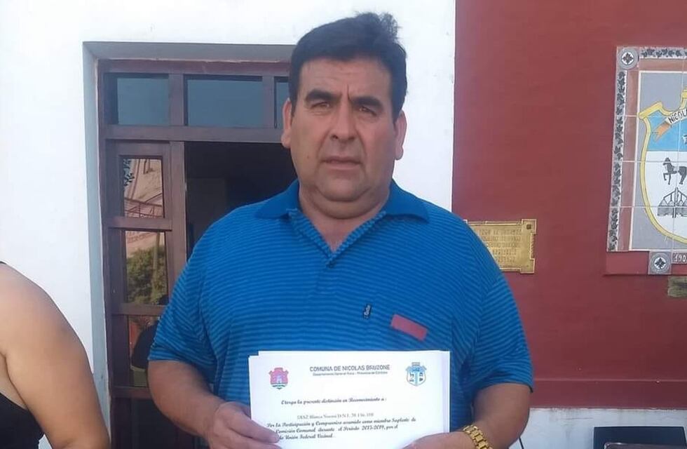 Ejemplo para imitar: el intendente cordobés que se viste de albañil para construir viviendas