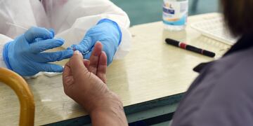 Los testeos, que se realizan en una carpa montada en Plaza Moreno, permiten detectar Covid en sangre.