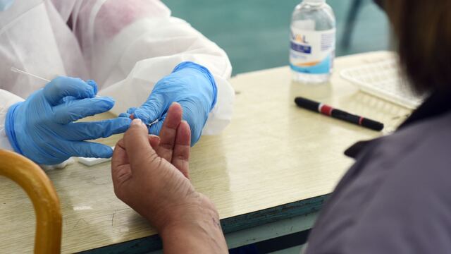 Los testeos, que se realizan en una carpa montada en Plaza Moreno, permiten detectar Covid en sangre.