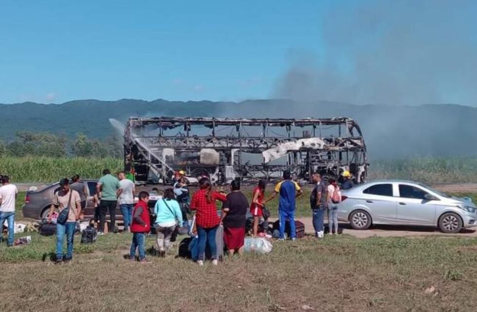La Cocha: el Gobierno asistió a los obreros a los que se les incendió el ómnibus