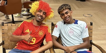 Mounir Nasraoui y Lamine Yamal durante los festejos por la Eurocopa. (La Vanguardia)