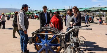 En su visita al Encuentro Provincial de Ferias Campesinas, el gobernador Sadir dialogó con los productores acerca de la importancia de la agricultura campesina para la dinamización de la economía regional, además de ser clave para garantizar la soberanía alimentaria.